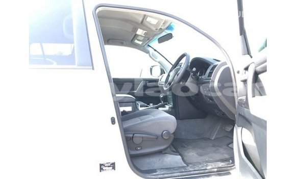Acheter Import Voiture Toyota Land Cruiser Blanc à Import - Dubai, Attapeu Province Acheter Import Voiture Toyota Land Cruiser Blanc à Import - Dubai, Attapeu Province