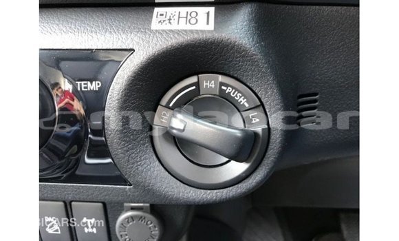 Acheter Import Voiture Toyota Hilux Noir à Import - Dubai, Attapeu Province Acheter Import Voiture Toyota Hilux Noir à Import - Dubai, Attapeu Province