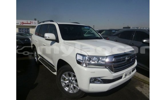 Acheter Import Voiture Toyota Land Cruiser Blanc à Import - Dubai, Attapeu Province Acheter Import Voiture Toyota Land Cruiser Blanc à Import - Dubai, Attapeu Province