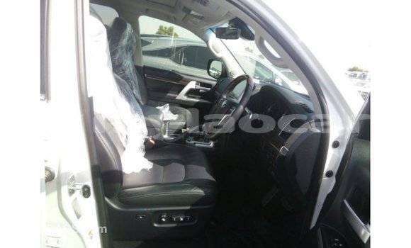 Acheter Import Voiture Toyota Land Cruiser Blanc à Import - Dubai, Attapeu Province Acheter Import Voiture Toyota Land Cruiser Blanc à Import - Dubai, Attapeu Province