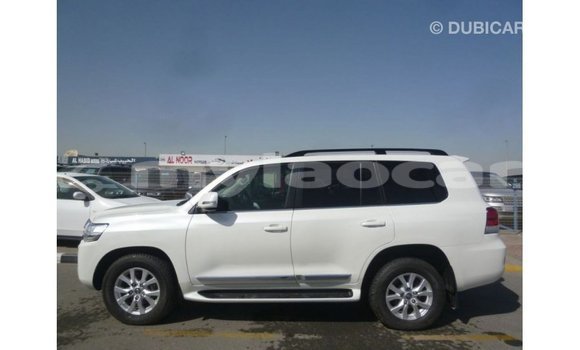 Acheter Import Voiture Toyota Land Cruiser Blanc à Import - Dubai, Attapeu Province Acheter Import Voiture Toyota Land Cruiser Blanc à Import - Dubai, Attapeu Province