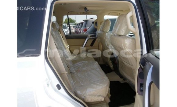 Acheter Import Voiture Toyota Prado Blanc à Import - Dubai, Attapeu Province Acheter Import Voiture Toyota Prado Blanc à Import - Dubai, Attapeu Province