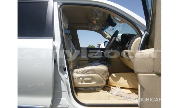 Acheter Import Voiture Toyota Land Cruiser Blanc à Import - Dubai, Attapeu Province Acheter Import Voiture Toyota Land Cruiser Blanc à Import - Dubai, Attapeu Province