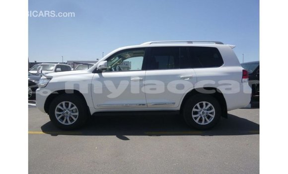 Acheter Import Voiture Toyota Land Cruiser Blanc à Import - Dubai, Attapeu Province Acheter Import Voiture Toyota Land Cruiser Blanc à Import - Dubai, Attapeu Province