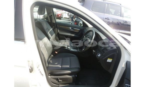 Acheter Import Voiture Mercedes-Benz 200 Blanc à Import - Dubai, Attapeu Province Acheter Import Voiture Mercedes-Benz 200 Blanc à Import - Dubai, Attapeu Province