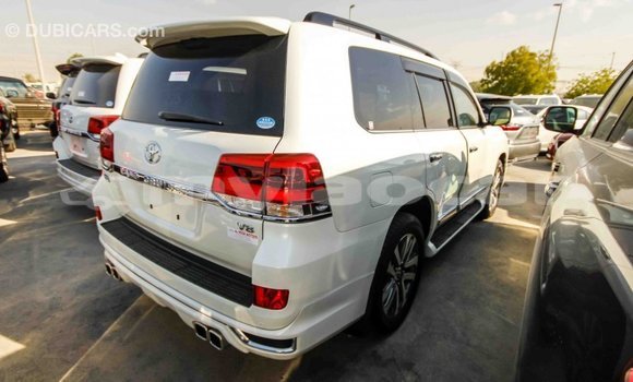 Acheter Import Voiture Toyota Land Cruiser Blanc à Import - Dubai, Attapeu Province Acheter Import Voiture Toyota Land Cruiser Blanc à Import - Dubai, Attapeu Province