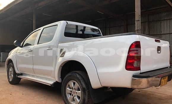 Buy Used Toyota Hilux White Car in Vientiane in Vientiane Province Buy Used Toyota Hilux White Car in Vientiane in Vientiane Province