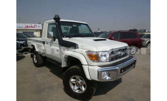 Buy Import Toyota Land Cruiser White Car in Import - Dubai in Attapeu Province