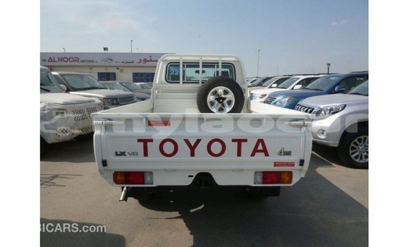 Acheter Import Voiture Toyota Land Cruiser Blanc à Import - Dubai, Attapeu Province Acheter Import Voiture Toyota Land Cruiser Blanc à Import - Dubai, Attapeu Province