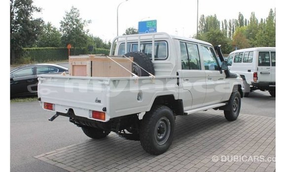 Acheter Import Voiture Toyota Land Cruiser Blanc à Import - Dubai, Attapeu Province Acheter Import Voiture Toyota Land Cruiser Blanc à Import - Dubai, Attapeu Province