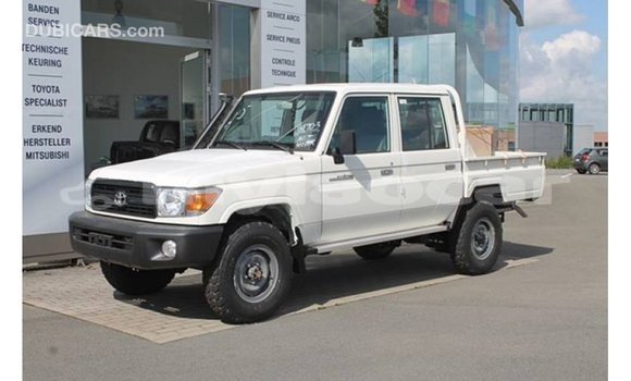 Acheter Import Voiture Toyota Land Cruiser Blanc à Import - Dubai, Attapeu Province Acheter Import Voiture Toyota Land Cruiser Blanc à Import - Dubai, Attapeu Province