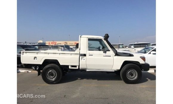 Acheter Import Voiture Toyota Land Cruiser Blanc à Import - Dubai, Attapeu Province Acheter Import Voiture Toyota Land Cruiser Blanc à Import - Dubai, Attapeu Province