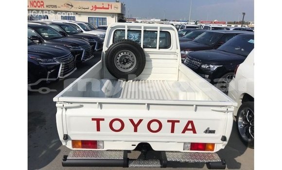 Acheter Import Voiture Toyota Land Cruiser Blanc à Import - Dubai, Attapeu Province Acheter Import Voiture Toyota Land Cruiser Blanc à Import - Dubai, Attapeu Province