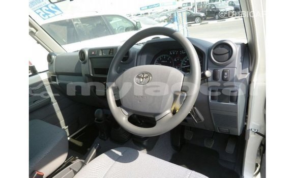 Buy Import Toyota Land Cruiser White Car in Import - Dubai in Attapeu Province Buy Import Toyota Land Cruiser White Car in Import - Dubai in Attapeu Province