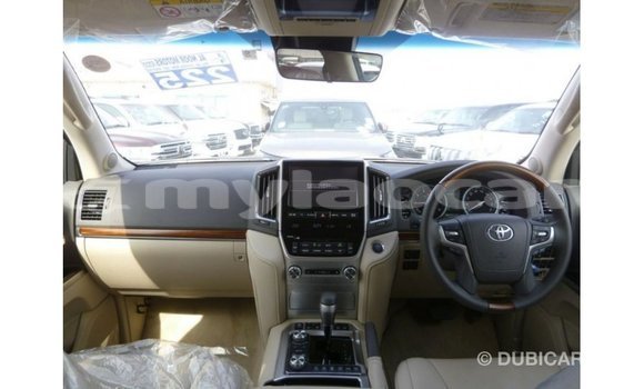 Acheter Import Voiture Toyota Land Cruiser Blanc à Import - Dubai, Attapeu Province Acheter Import Voiture Toyota Land Cruiser Blanc à Import - Dubai, Attapeu Province