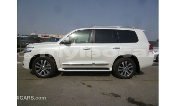 Acheter Import Voiture Toyota Land Cruiser Blanc à Import - Dubai, Attapeu Province Acheter Import Voiture Toyota Land Cruiser Blanc à Import - Dubai, Attapeu Province