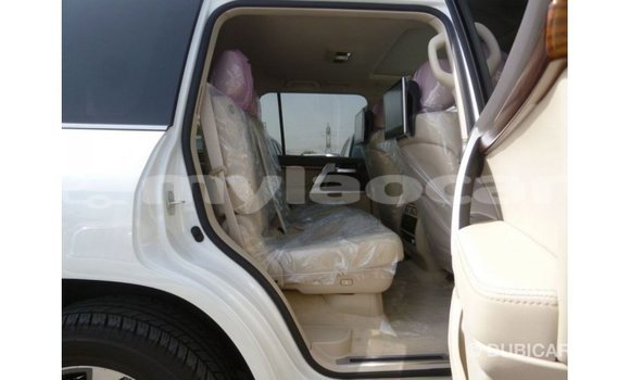 Acheter Import Voiture Toyota Land Cruiser Blanc à Import - Dubai, Attapeu Province Acheter Import Voiture Toyota Land Cruiser Blanc à Import - Dubai, Attapeu Province