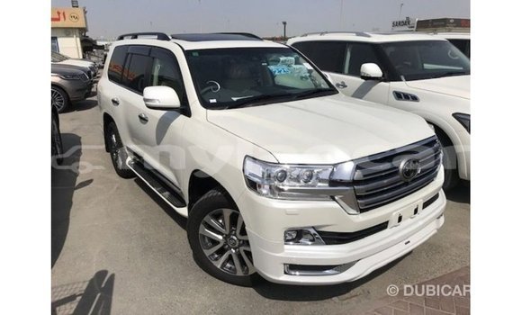 Acheter Import Voiture Toyota Land Cruiser Blanc à Import - Dubai, Attapeu Province Acheter Import Voiture Toyota Land Cruiser Blanc à Import - Dubai, Attapeu Province