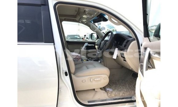 Acheter Import Voiture Toyota Land Cruiser Blanc à Import - Dubai, Attapeu Province Acheter Import Voiture Toyota Land Cruiser Blanc à Import - Dubai, Attapeu Province