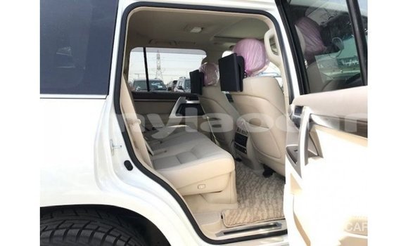 Acheter Import Voiture Toyota Land Cruiser Blanc à Import - Dubai, Attapeu Province Acheter Import Voiture Toyota Land Cruiser Blanc à Import - Dubai, Attapeu Province