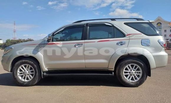 Buy Used Toyota Fortuner Silver Car in Vientiane in Vientiane Province Buy Used Toyota Fortuner Silver Car in Vientiane in Vientiane Province