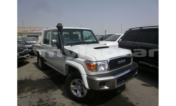 Acheter Import Voiture Toyota Land Cruiser Blanc à Import - Dubai, Attapeu Province Acheter Import Voiture Toyota Land Cruiser Blanc à Import - Dubai, Attapeu Province