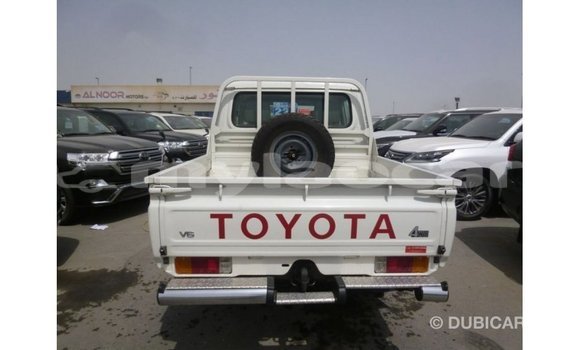 Acheter Import Voiture Toyota Land Cruiser Blanc à Import - Dubai, Attapeu Province Acheter Import Voiture Toyota Land Cruiser Blanc à Import - Dubai, Attapeu Province