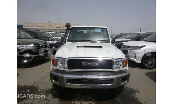 Acheter Import Voiture Toyota Land Cruiser Blanc à Import - Dubai, Attapeu Province Acheter Import Voiture Toyota Land Cruiser Blanc à Import - Dubai, Attapeu Province