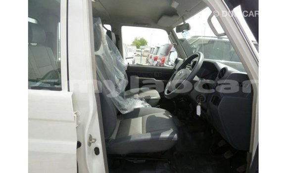 Acheter Import Voiture Toyota Land Cruiser Blanc à Import - Dubai, Attapeu Province Acheter Import Voiture Toyota Land Cruiser Blanc à Import - Dubai, Attapeu Province