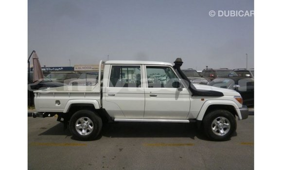 Acheter Import Voiture Toyota Land Cruiser Blanc à Import - Dubai, Attapeu Province Acheter Import Voiture Toyota Land Cruiser Blanc à Import - Dubai, Attapeu Province