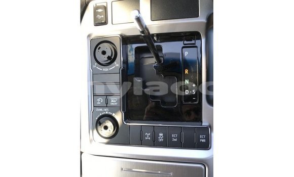 Acheter Import Voiture Toyota Land Cruiser Blanc à Import - Dubai, Attapeu Province Acheter Import Voiture Toyota Land Cruiser Blanc à Import - Dubai, Attapeu Province