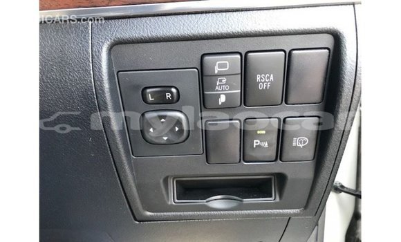 Acheter Import Voiture Toyota Land Cruiser Blanc à Import - Dubai, Attapeu Province Acheter Import Voiture Toyota Land Cruiser Blanc à Import - Dubai, Attapeu Province