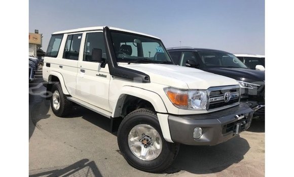 Acheter Import Voiture Toyota Land Cruiser Blanc à Import - Dubai, Attapeu Province Acheter Import Voiture Toyota Land Cruiser Blanc à Import - Dubai, Attapeu Province