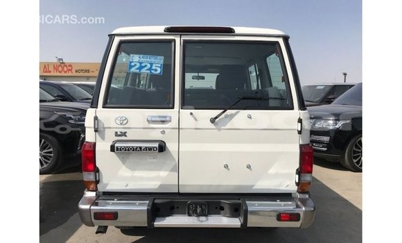 Acheter Import Voiture Toyota Land Cruiser Blanc à Import - Dubai, Attapeu Province Acheter Import Voiture Toyota Land Cruiser Blanc à Import - Dubai, Attapeu Province