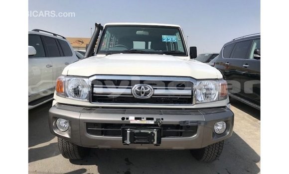 Acheter Import Voiture Toyota Land Cruiser Blanc à Import - Dubai, Attapeu Province Acheter Import Voiture Toyota Land Cruiser Blanc à Import - Dubai, Attapeu Province