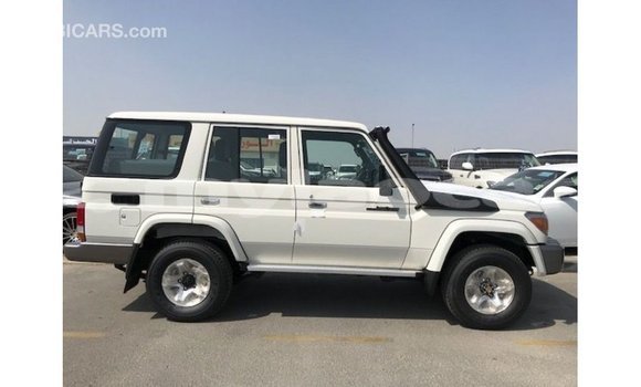 Acheter Import Voiture Toyota Land Cruiser Blanc à Import - Dubai, Attapeu Province Acheter Import Voiture Toyota Land Cruiser Blanc à Import - Dubai, Attapeu Province