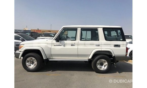 Acheter Import Voiture Toyota Land Cruiser Blanc à Import - Dubai, Attapeu Province Acheter Import Voiture Toyota Land Cruiser Blanc à Import - Dubai, Attapeu Province