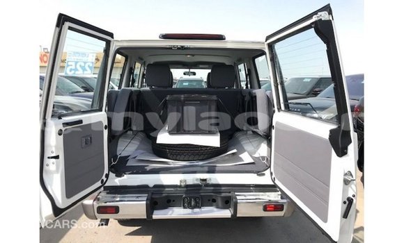 Acheter Import Voiture Toyota Land Cruiser Blanc à Import - Dubai, Attapeu Province Acheter Import Voiture Toyota Land Cruiser Blanc à Import - Dubai, Attapeu Province