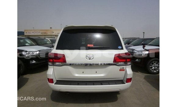 Acheter Import Voiture Toyota Land Cruiser Blanc à Import - Dubai, Attapeu Province Acheter Import Voiture Toyota Land Cruiser Blanc à Import - Dubai, Attapeu Province