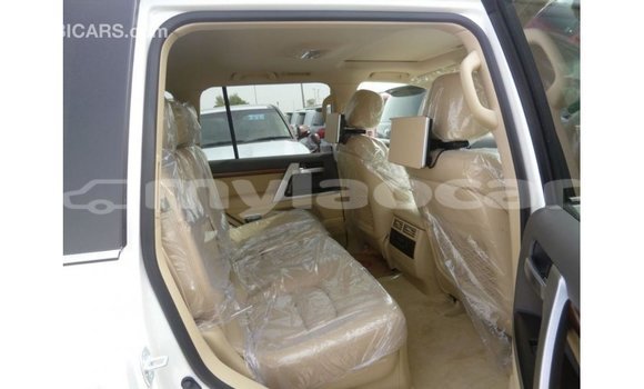 Acheter Import Voiture Toyota Land Cruiser Blanc à Import - Dubai, Attapeu Province Acheter Import Voiture Toyota Land Cruiser Blanc à Import - Dubai, Attapeu Province