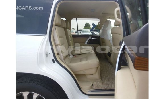 Acheter Import Voiture Toyota Land Cruiser Blanc à Import - Dubai, Attapeu Province Acheter Import Voiture Toyota Land Cruiser Blanc à Import - Dubai, Attapeu Province