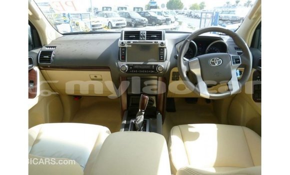 Acheter Import Voiture Toyota Prado Blanc à Import - Dubai, Attapeu Province Acheter Import Voiture Toyota Prado Blanc à Import - Dubai, Attapeu Province