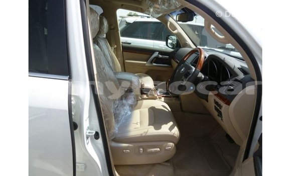 Buy Import Toyota Land Cruiser White Car in Import - Dubai in Attapeu Province Buy Import Toyota Land Cruiser White Car in Import - Dubai in Attapeu Province