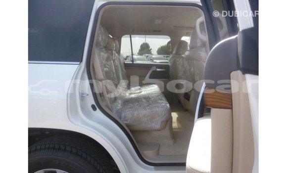 Acheter Import Voiture Toyota Land Cruiser Blanc à Import - Dubai, Attapeu Province Acheter Import Voiture Toyota Land Cruiser Blanc à Import - Dubai, Attapeu Province