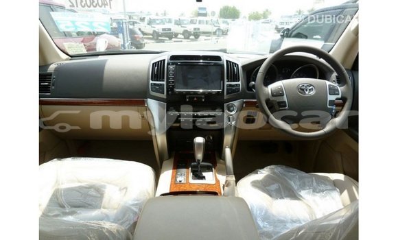 Acheter Import Voiture Toyota Land Cruiser Blanc à Import - Dubai, Attapeu Province Acheter Import Voiture Toyota Land Cruiser Blanc à Import - Dubai, Attapeu Province