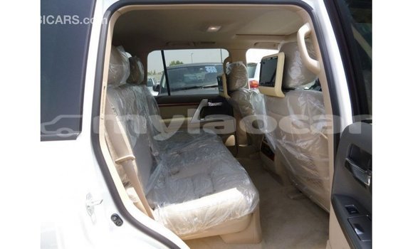 Acheter Import Voiture Toyota Land Cruiser Blanc à Import - Dubai, Attapeu Province Acheter Import Voiture Toyota Land Cruiser Blanc à Import - Dubai, Attapeu Province