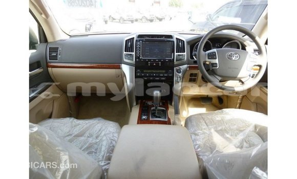 Acheter Import Voiture Toyota Land Cruiser Noir à Import - Dubai, Attapeu Province Acheter Import Voiture Toyota Land Cruiser Noir à Import - Dubai, Attapeu Province