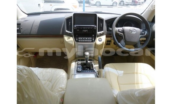 Acheter Import Voiture Toyota Land Cruiser Blanc à Import - Dubai, Attapeu Province Acheter Import Voiture Toyota Land Cruiser Blanc à Import - Dubai, Attapeu Province