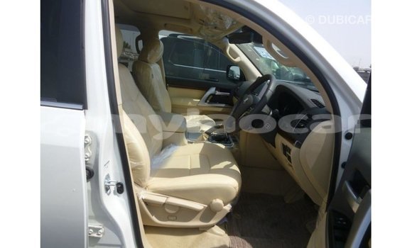 Acheter Import Voiture Toyota Land Cruiser Blanc à Import - Dubai, Attapeu Province Acheter Import Voiture Toyota Land Cruiser Blanc à Import - Dubai, Attapeu Province