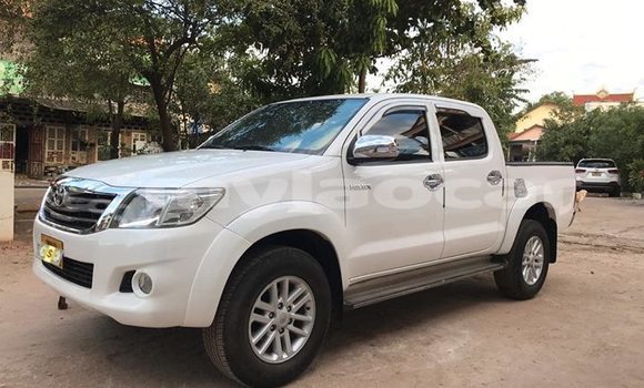 Buy Used Toyota Hilux White Car in Vientiane in Vientiane Province Buy Used Toyota Hilux White Car in Vientiane in Vientiane Province